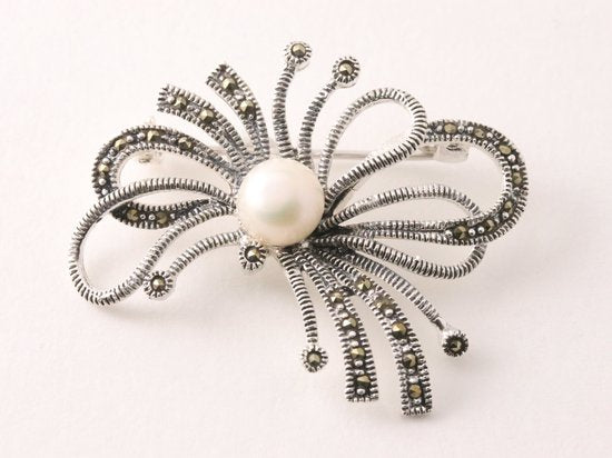 Opengewerkte zilveren broche met zoetwater parel en marcasiet afbeelding 1