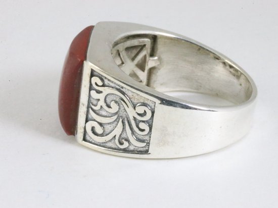 Zware bewerkte zilveren ring met rode jaspis afbeelding 2