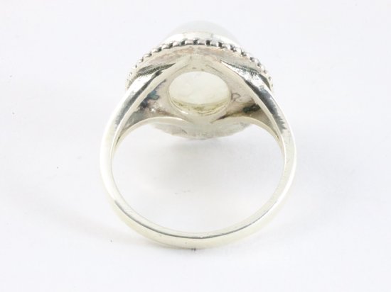 Bewerkte zilveren ring met regenboog maansteen afbeelding 3