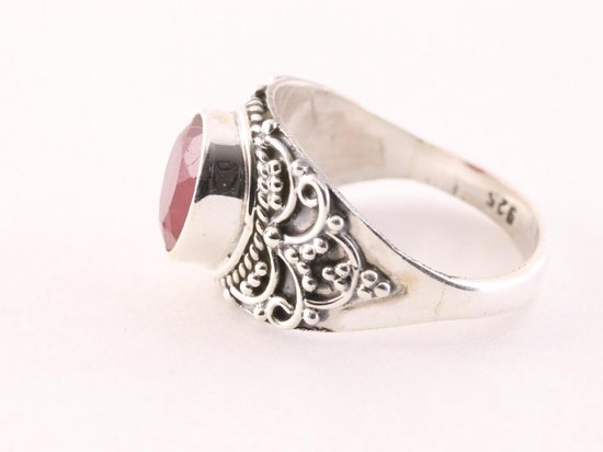 Bewerkte zilveren ring met robijn afbeelding 2