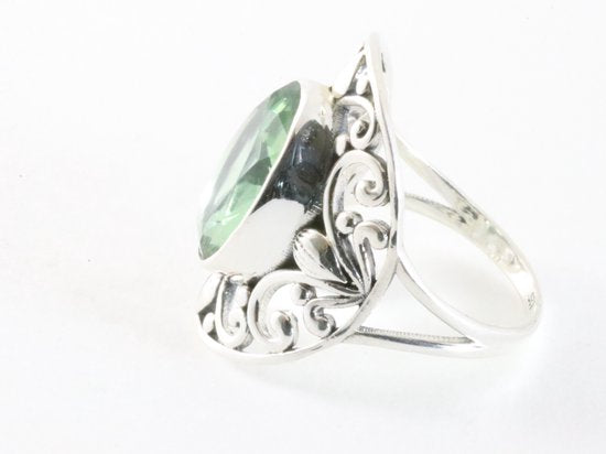 Opengewerkte zilveren ring met groene amethist afbeelding 2