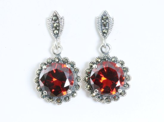 Ronde zilveren oorstekers met granaat en marcasiet afbeelding 1