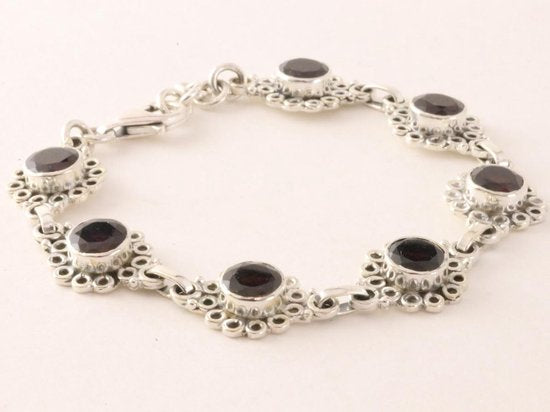 Bewerkte zilveren schakelarmband met granaat afbeelding 2