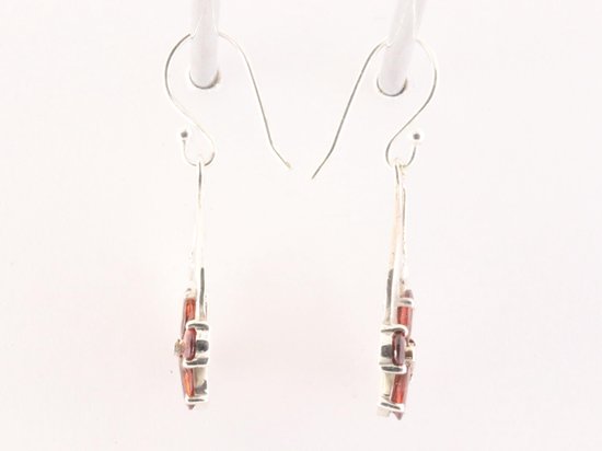 Opengewerkte zilveren oorbellen met granaat afbeelding 2