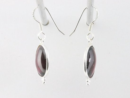 Fijne zilveren oorbellen met granaat afbeelding 2