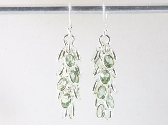 Trosvormige zilveren oorbellen met groene amethist afbeelding 2