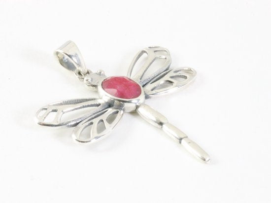 Opengewerkte zilveren libelle hanger met robijn aan ketting afbeelding 2