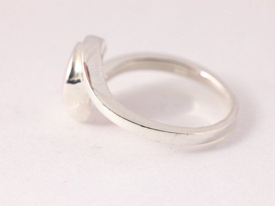 Fijne hoogglans zilveren ring met roze parelmoer afbeelding 2