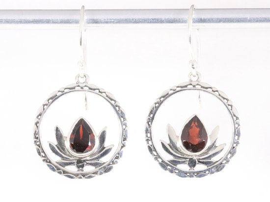 Ronde opengewerkte zilveren lotus oorbellen met granaat afbeelding 4