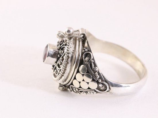 Traditionele bewerkte zilveren gifring met granaat afbeelding 2