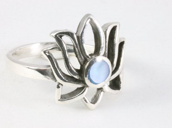 Opengewerkte zilveren lotus bloem ring met blauwe schelp afbeelding 1