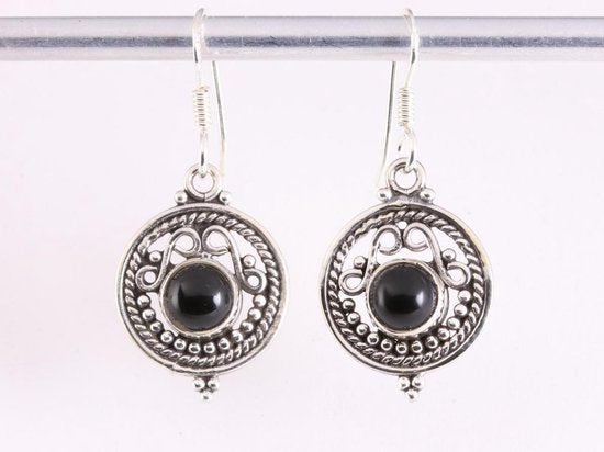 Ronde opengewerkte zilveren oorbellen met onyx afbeelding 4