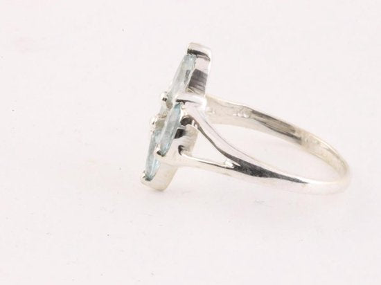 Fijne zilveren ring met blauwe topaas afbeelding 2
