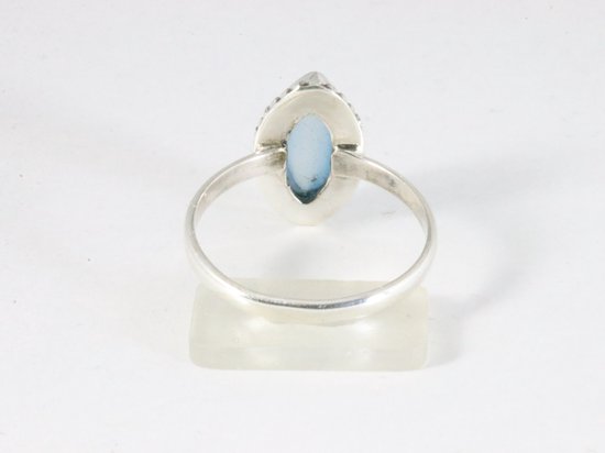Fijne bewerkte zilveren ring met blauwe chalcedoon afbeelding 3