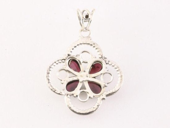 Opengewerkte zilveren hanger met granaat afbeelding 3