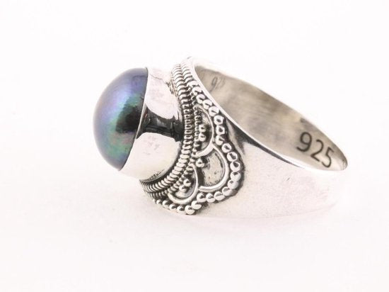 Bewerkte zilveren ring met zwarte parel afbeelding 2