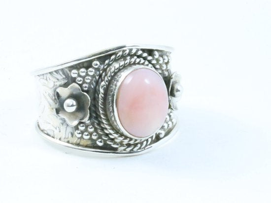 Bewerkte zilveren ring met roze opaal afbeelding 1