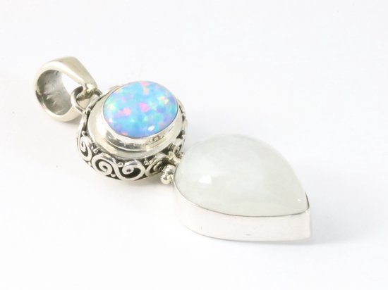 Fijne ronde zilveren hanger met lotus bloem aan ketting afbeelding 2