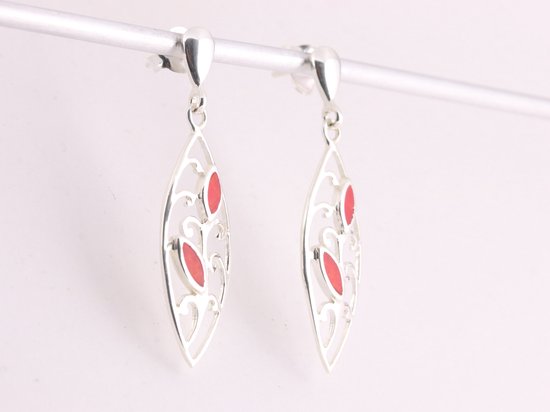 Opengewerkte zilveren oorstekers met rode koraal steen afbeelding 2