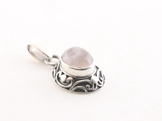 Fijne bewerkte zilveren hanger met rozenkwarts aan ketting afbeelding 2