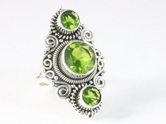 Langwerpige bewerkte zilveren ring met peridoot afbeelding 1