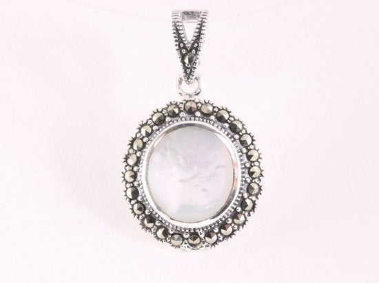 Ovale zilveren hanger met parelmoer en marcasiet afbeelding 1