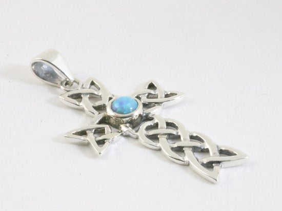 Opengewerkte zilveren kruishanger met Australische opaal aan ketting afbeelding 2