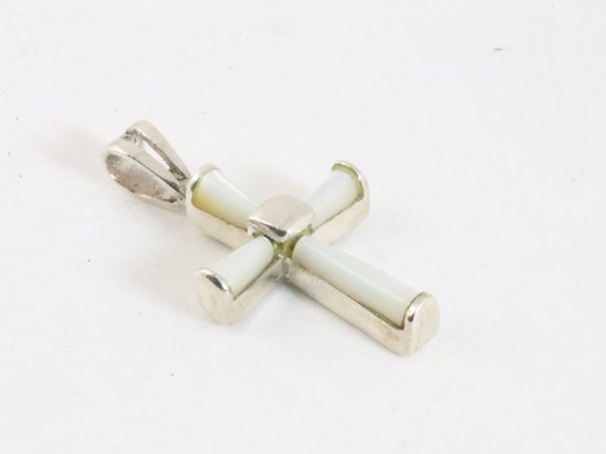 Fijne zilveren kruishanger met parelmoer aan ketting afbeelding 2