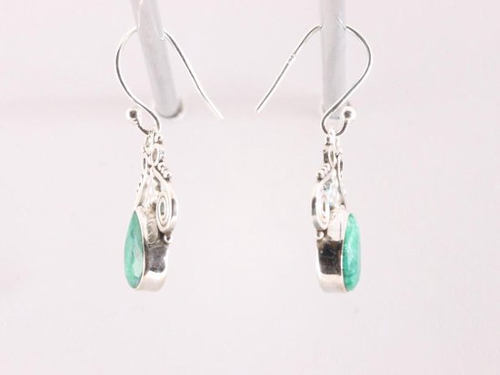 Opengewerkte zilveren oorbellen met smaragd afbeelding 2