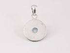 Fijne bewerkte ronde zilveren hanger met blauwe topaas afbeelding 3