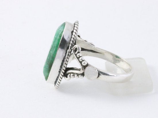 Bewerkte zilveren ring met smaragd afbeelding 2