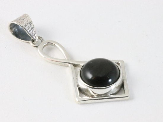 Opengewertke zilveren hanger met onyx aan ketting afbeelding 2