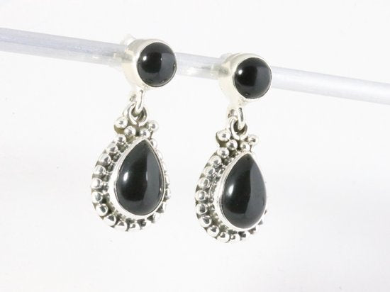 Bewerkte zilveren oorstekers met onyx afbeelding 2