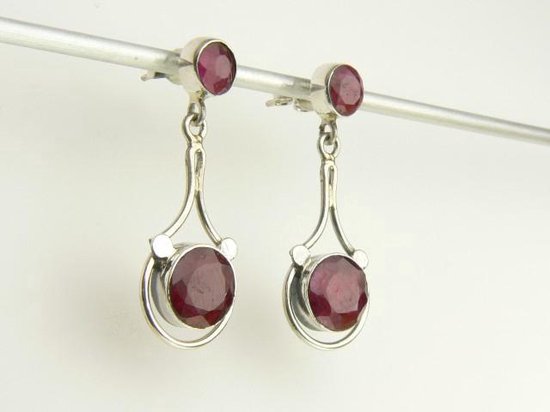 Opengewerkte zilveren oorstekers met robijn afbeelding 2
