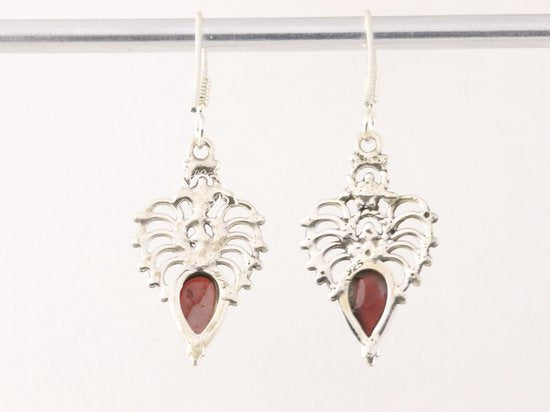 Opengewerkte zilveren oorbellen met granaat afbeelding 3