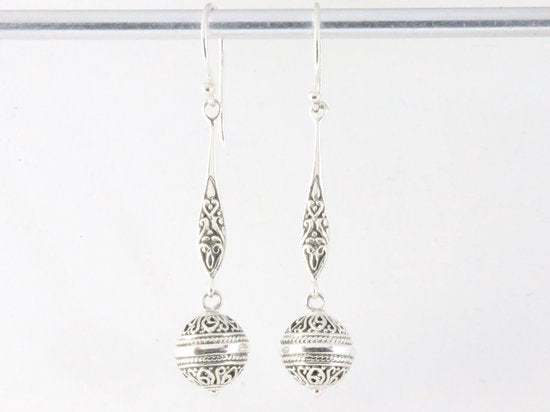 Traditionele bewerkte lange zilveren oorbellen met bolletjes afbeelding 4