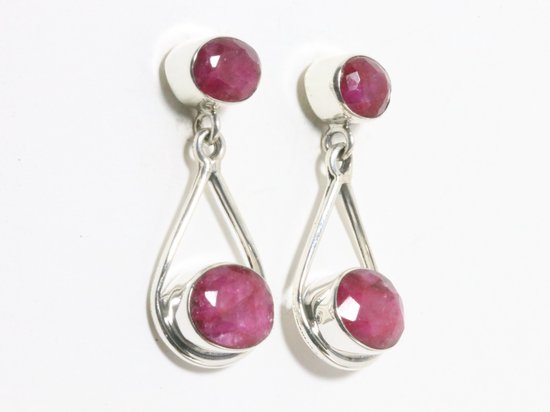 Opengewerkte zilveren oorstekers met robijn afbeelding 2