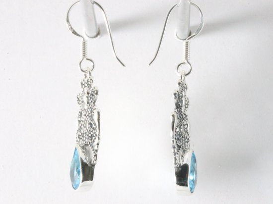 Opengewerkte zilveren oorbellen met blauwe topaas afbeelding 2