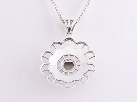 Opengewerkte zilveren hanger met labradoriet aan ketting afbeelding 3