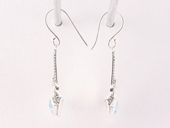 Bewerkte zilveren oorbellen met blauwe topaas afbeelding 2