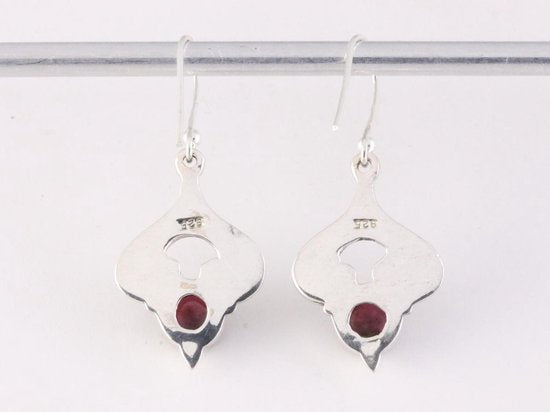 Bewerkte zilveren oorbellen met granaat afbeelding 3