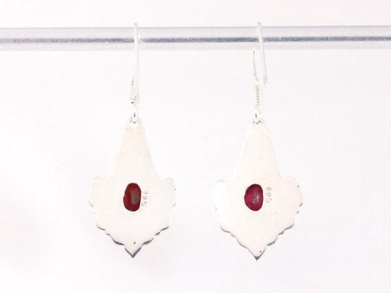 Bewerkte zilveren oorbellen met robijn afbeelding 3