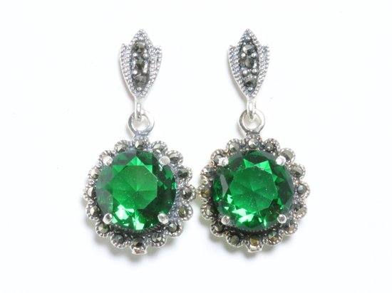 Ronde zilveren oorstekers met groene saffier en marcasiet afbeelding 1