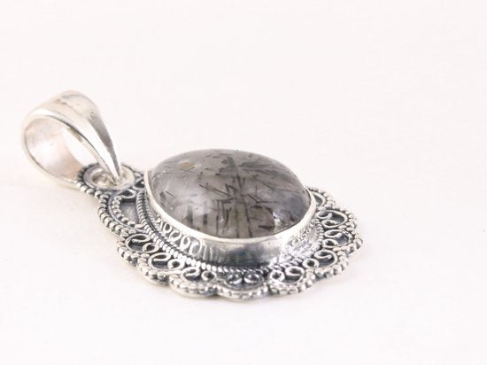 Bewerkte zilveren hanger met zwarte rutielkwarts afbeelding 2