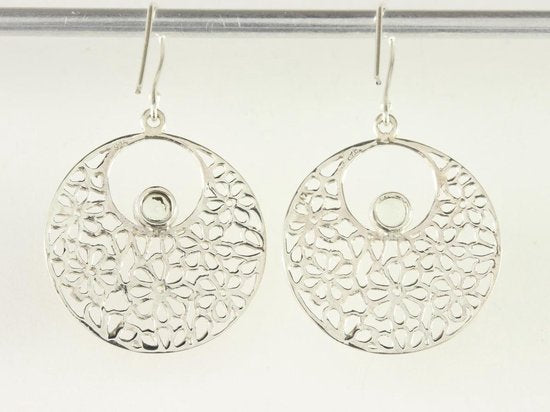 Ronde opengewerkte zilveren oorbellen met groene amethist afbeelding 3