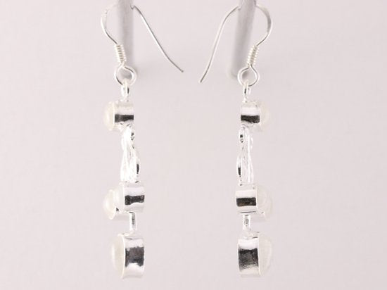 Lange zilveren oorbellen met regenboog maansteen afbeelding 2