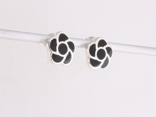 Bloemvormige zilveren oorstekers met onyx afbeelding 3