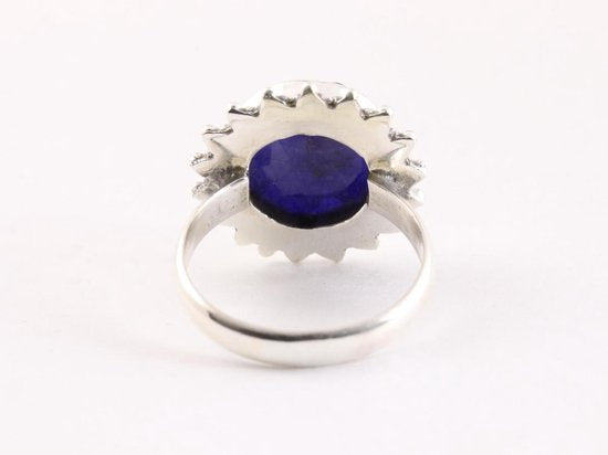 Ronde bewerkte zilveren ring met blauwe saffier afbeelding 3