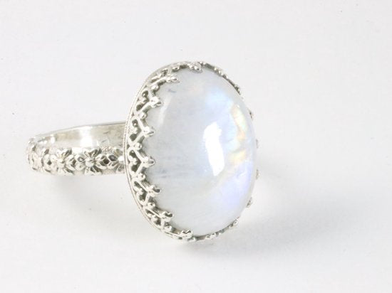 Bewerkte zilveren ring met regenboog maansteen afbeelding 1