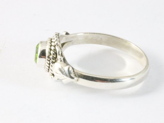 Fijne bewerkte zilveren ring met peridoot afbeelding 2